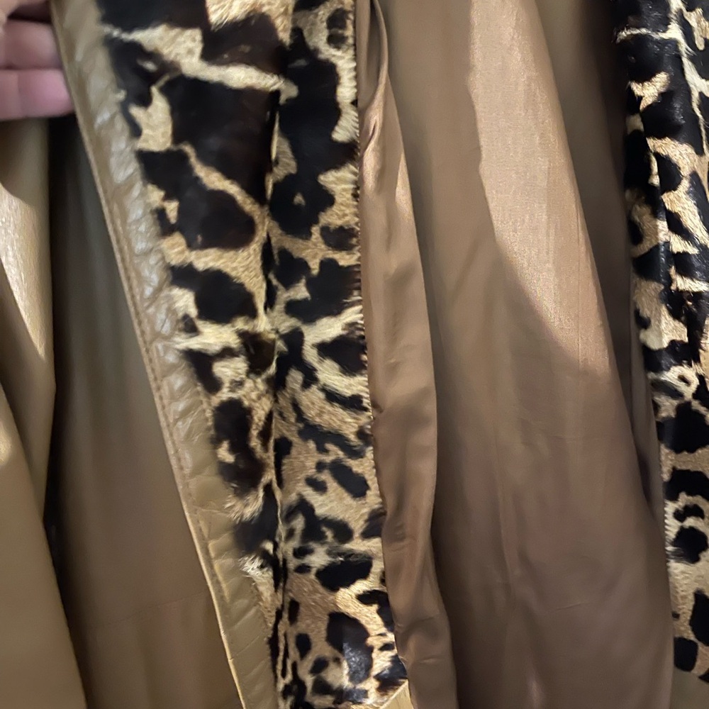 Vintage Lillie Rubin leather coat with real jaguar trim on the collar, cuffs - Picture 9 of 10
